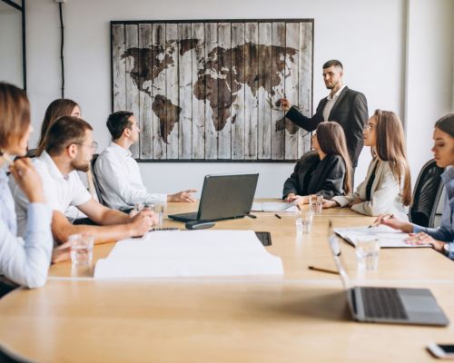 groupe-de-personnes-preparant-un-plan-d-affaires-dans-un-bureau-min groupe-de-personnes-preparant-un-plan-d-affaires-dans-un-bureau-min