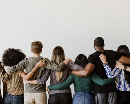 vue-arriere-de-diverses-personnes-s-embrassant-min vue-arriere-de-diverses-personnes-s-embrassant-min